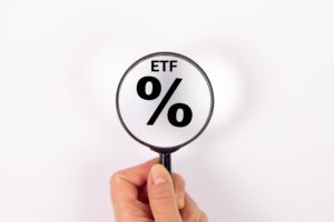 Read more about the article ETF (4/6) – Ile kosztują fundusze ETF? Prowizje i opłaty funduszy ETF