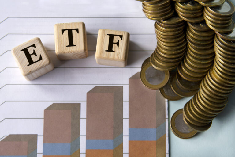 Read more about the article ETF accumulating czy ETF distributing? Który jest lepszy dla kogo?